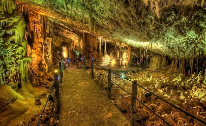Сталактитовая пещера и монастыри в окрестностях Иерусалима в Израиле