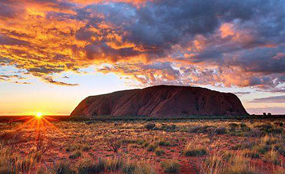 Восход солнца и экскурсия вокруг подножья горы Улуру/центр аборигенов в Австралии