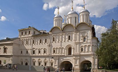 Экскурсия по территории Кремля с посещением одного из Соборов или с экскурсией в Патриарший дворец в Российской Федерации