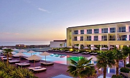 Yellow Lagos Meia Praia Hotel